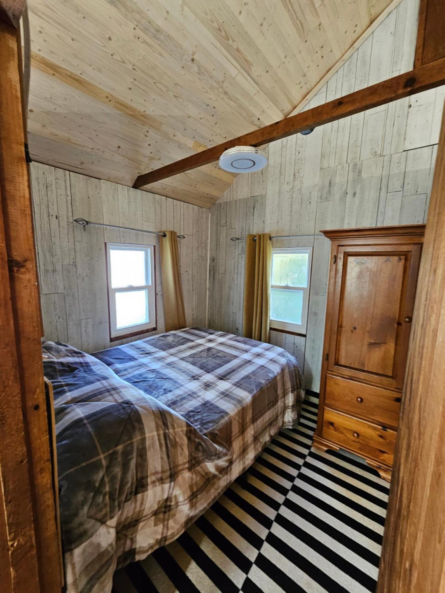 Fun Place With A Sandy Beach For Swimming, Boating, And Fishing, Featuring 3 Available Cabins Fenelon Falls Exterior photo